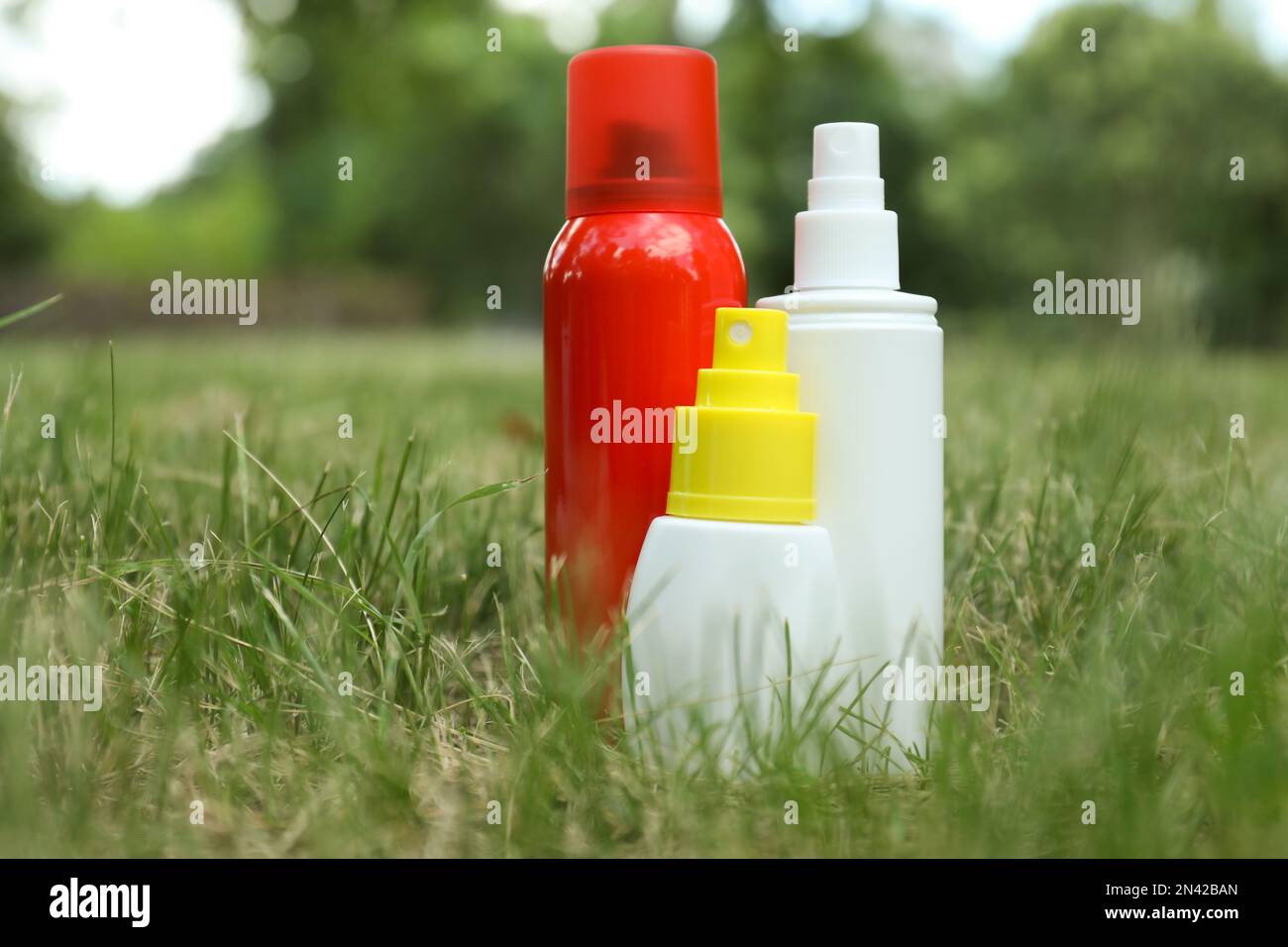 Bouteilles d'insectifuge sur l'herbe verte Banque D'Images