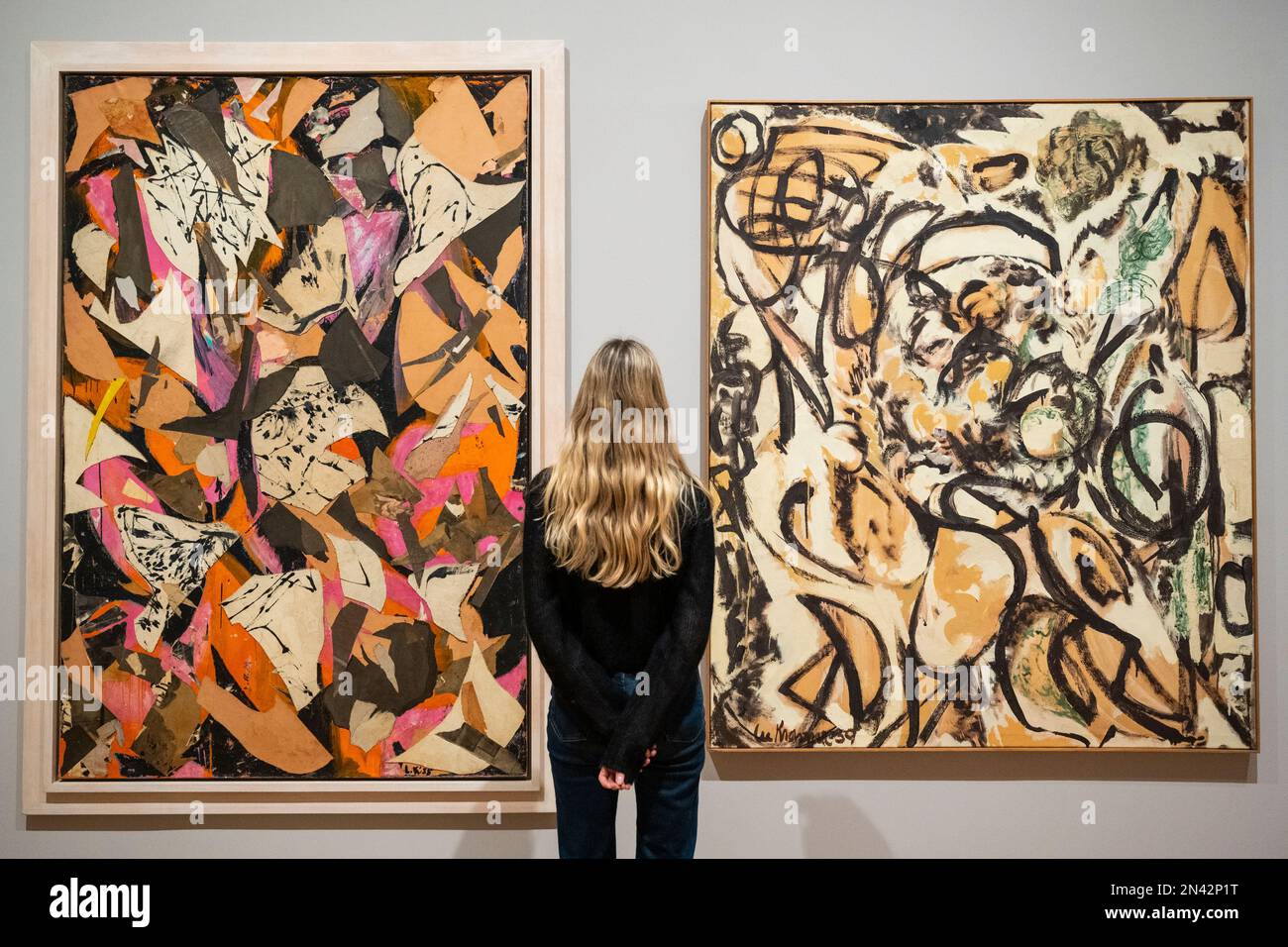 Londres, Royaume-Uni. 8 février 2023. (L) 'Bald Eagle', 1955, et 'plumes', 1959, tous deux par Lee Krasner à un aperçu de 'action, geste, peinture: Les femmes artistes et l'abstraction globale', 1940-70, une nouvelle exposition qui cherche à réviser la notion que l'Expressionisme abstrait était un mouvement principalement associé aux peintres américains masculins. Plus de 150 tableaux d'une génération négligée de 80 artistes féminins internationaux sont exposés à la galerie Whitechapel du 9 février au 7 mai 2023. Credit: Stephen Chung / Alamy Live News Banque D'Images