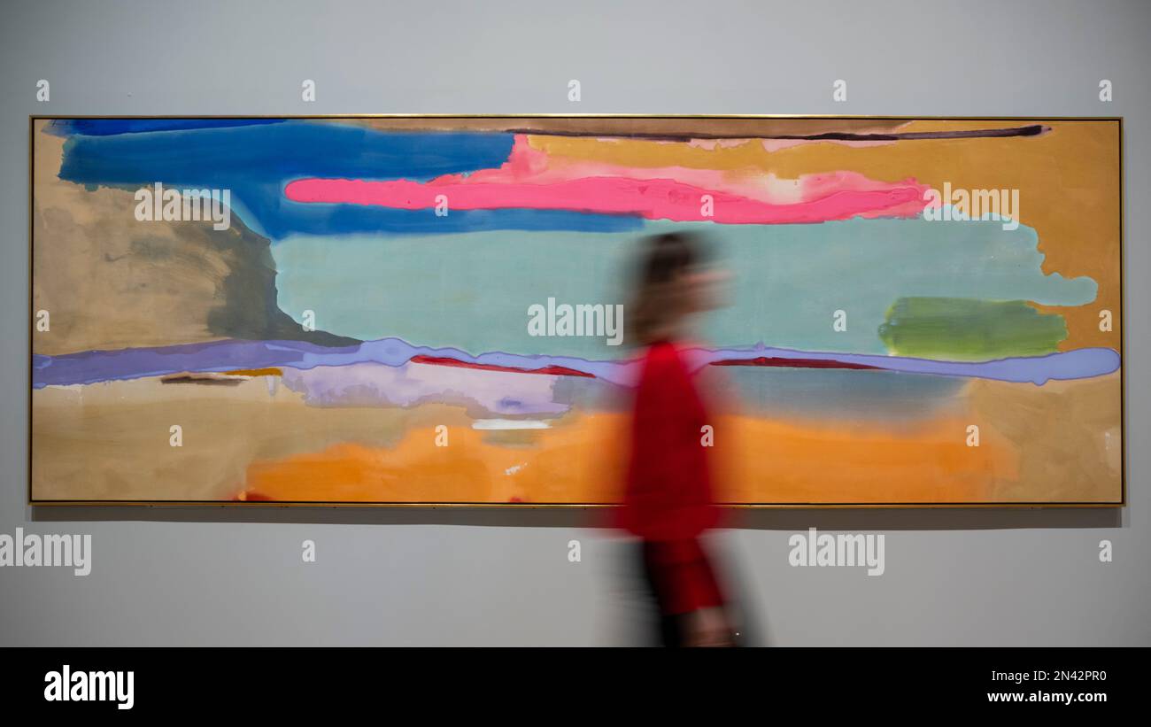 Londres, Royaume-Uni. 8 février 2023. 'April Mood', 1974, par Helen Frankenthaler à un aperçu de «action, geste, peinture: Les femmes artistes et l'abstraction globale», 1940-70, une nouvelle exposition qui cherche à réviser la notion que l'expressionnisme abstrait était un mouvement principalement associé à des peintres américains masculins. Plus de 150 tableaux d'une génération négligée de 80 artistes féminins internationaux sont exposés à la galerie Whitechapel du 9 février au 7 mai 2023. Credit: Stephen Chung / Alamy Live News Banque D'Images