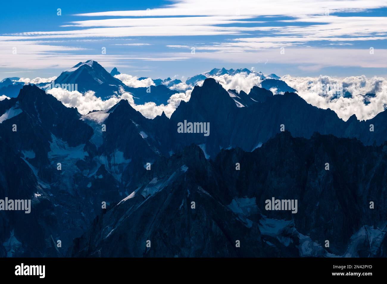 Vue depuis l'aiguille du midi des sommets à l'est du massif du Mont blanc, avec Combin de Grafeneire, Matterhorn et Monte Rosa au loin. Banque D'Images