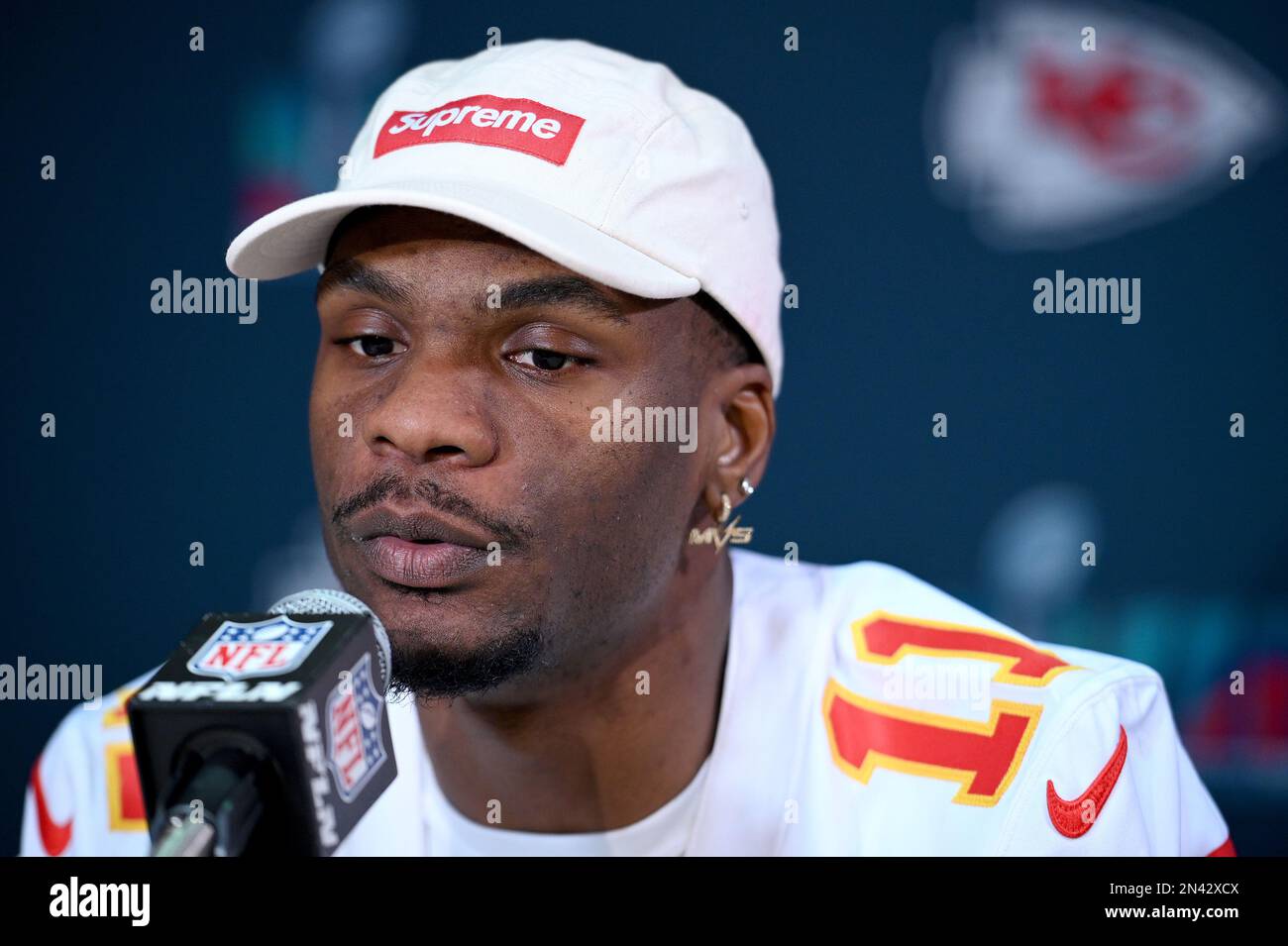 Marquez Valdes, le grand receveur de Kansas City Chiefs, parle aux membres des médias pendant la disponibilité des médias de Kansas City Chiefs, avant le Super Bowl LVII au Hyatt Regency Scottsdale Resort and Spa à Gainey Ranch à Phoenix, Arizona. Date de la photo: Mardi 7 février 2023. Le Super Bowl LVII aura lieu le dimanche 12 février 2023 entre les Kansas City Chiefs et les Philadelphia Eagles. Banque D'Images