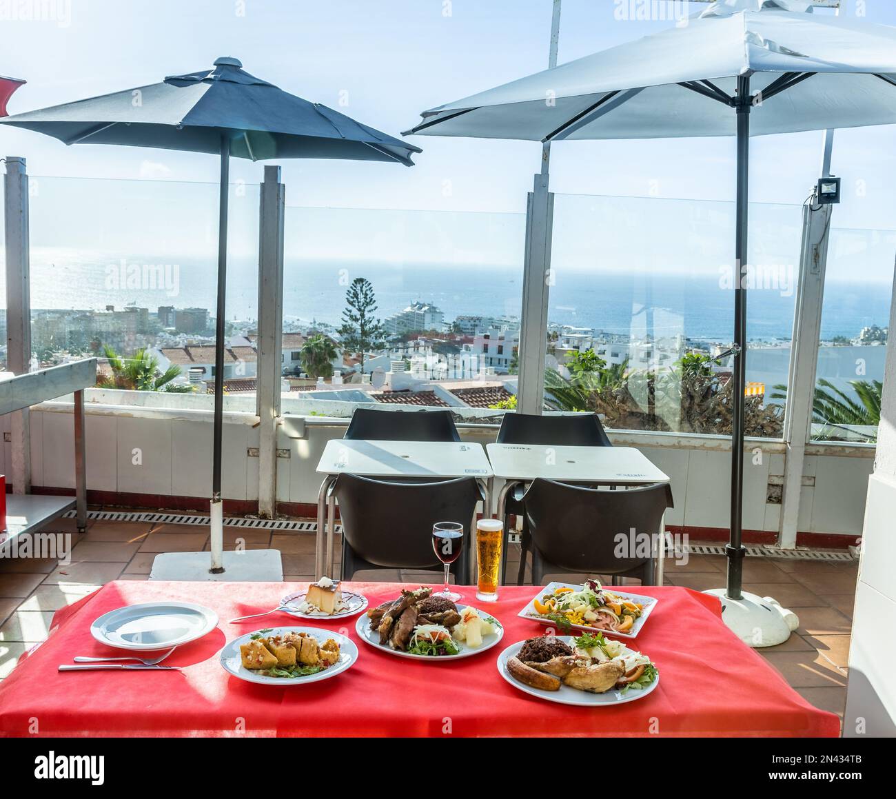 Une table de dîner délicieuse sur le balcon d'un restaurant côtier avec vue magnifique Banque D'Images