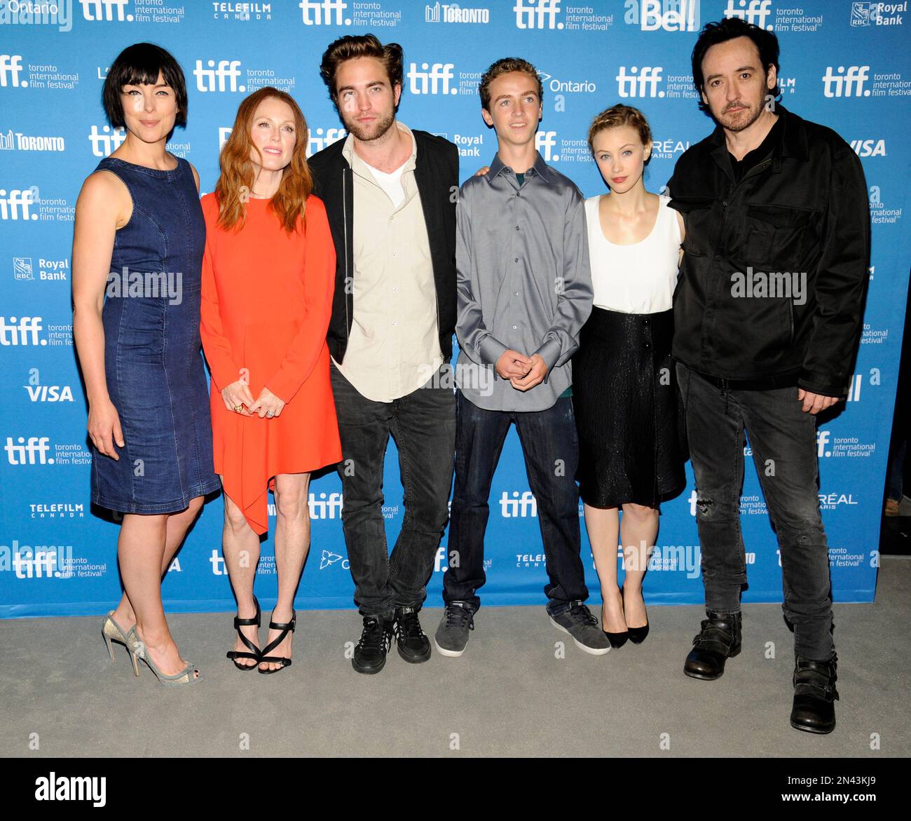 Olivia Williams, from left, and Julianne Moore, Robert Pattinson, John Cusack, Evan Bird and Sarah Gadon attend the press conference for "Maps to the Stars" on day 6 of the Toronto International Film Festival at the TIFF Bell Lightbox on Tuesday, Sept. 9, 2014, in Toronto. (Photo by Chris Pizzello/Invision/AP) Banque D'Images