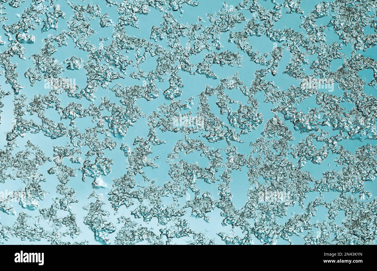 Arrière-plan bleu abstrait de la neige collée au verre. Banque D'Images