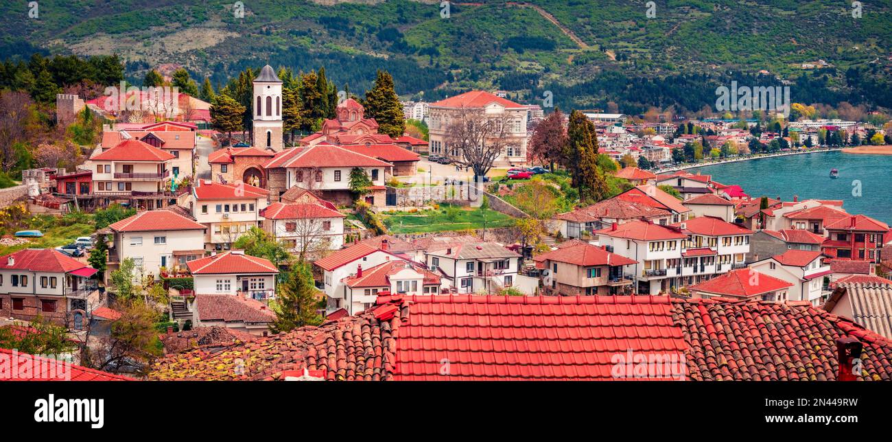 Vue panoramique sur la ville d'Ohrid. Une incroyable scène matinale du lac Ohrid, Macédoine du Nord, Europe. Présentation du concept de déplacement. Banque D'Images