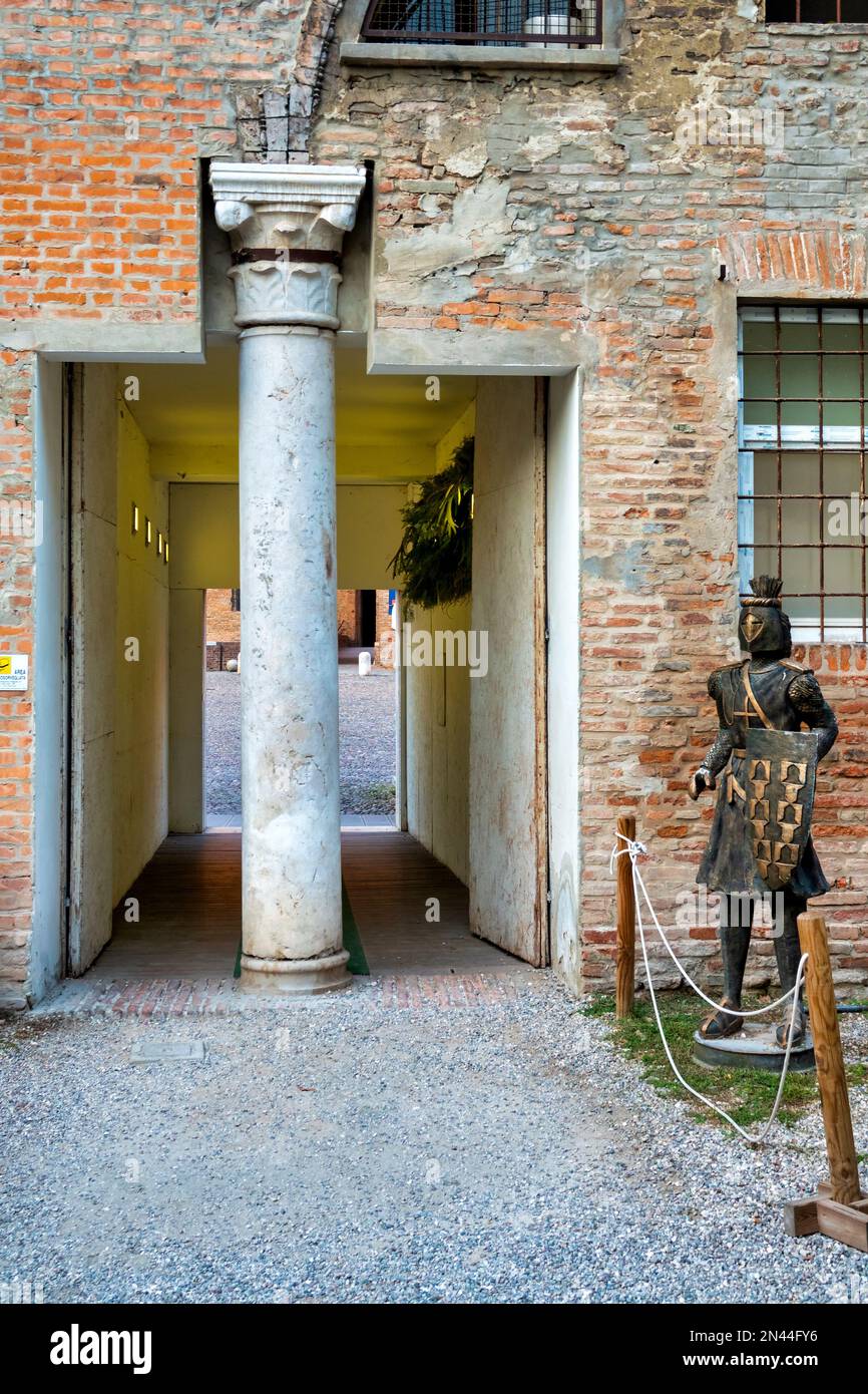 La passerelle couverte en direction de Piazzetta Castello, Ferrara, Italie Banque D'Images