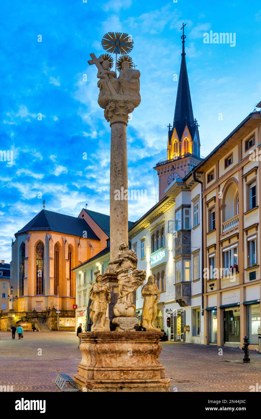 Dreifaltigkeitssäule (colonne de la Trinité) dans la Hauptplatz, Villach, Autriche Banque D'Images