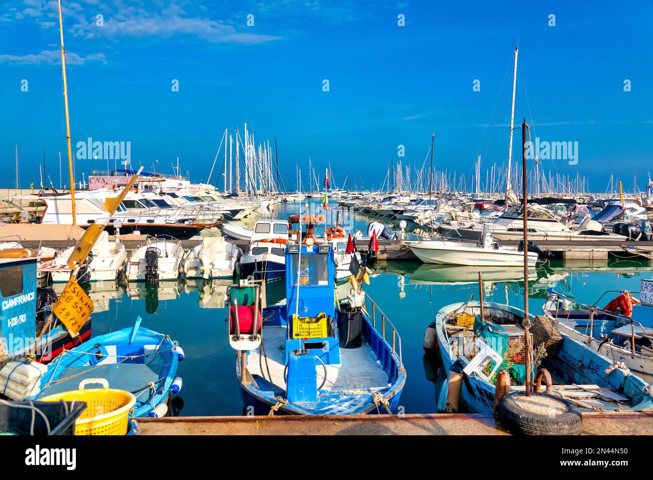 Voiliers dans le port de San Benedetto del Tronto, Italie Banque D'Images