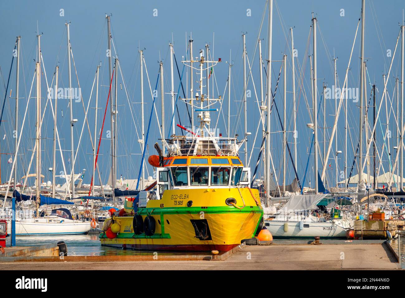 Voiliers dans le port de San Benedetto del Tronto, Italie Banque D'Images