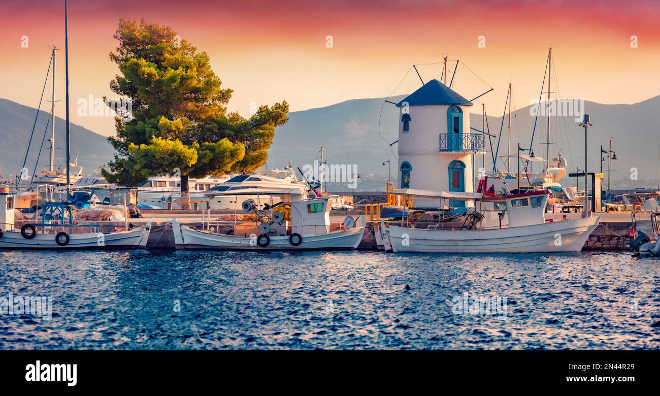 Magnifique paysage marin d'été du port de Nea Artaki. Spectaculaire coucher de soleil d'été sur l'île d'Euboea, Grèce, Europe. Paysage marin de la mer Egée. Concept de déplacement Banque D'Images