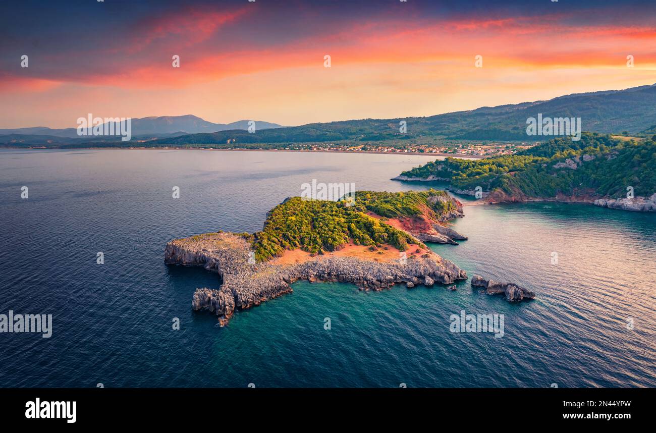 Magnifique coucher de soleil sur la plage de Saint Basil avec village d'Agkali en arrière-plan, Nileas, Grèce, Europe. Scène estivale impressionnante de l'île d'Euboea. Étonnant Banque D'Images