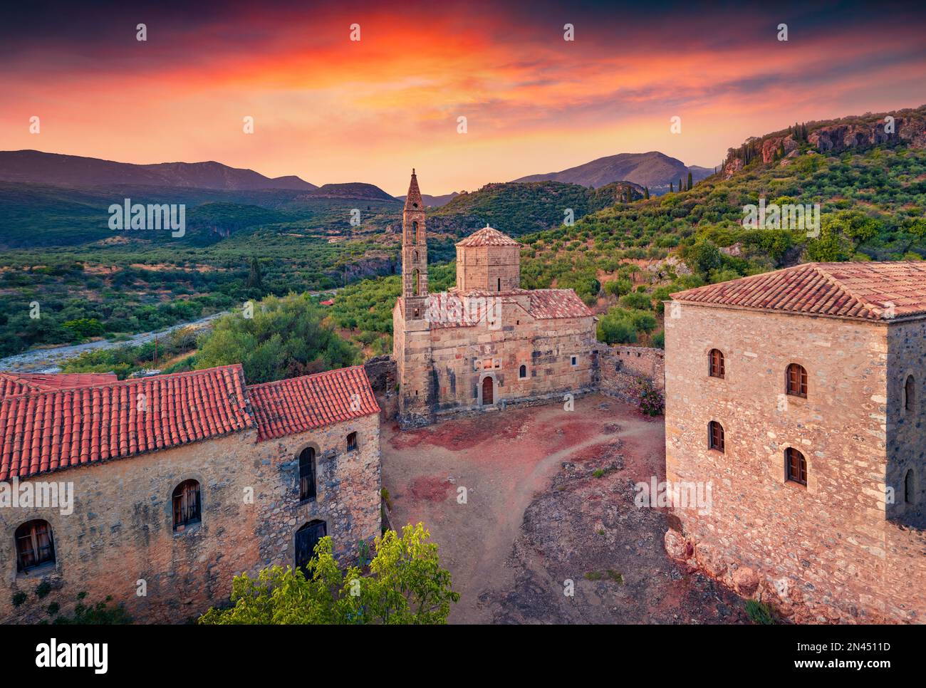 Vue d'été de Stunninf sur la Tour de Mourtzinos. Magnifique paysage urbain nocturne de la ville de Kardamyli, municipalité de Lefktro dans la région de Messenia sur Mani Peninsu Banque D'Images