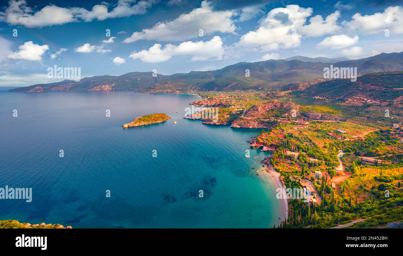 Vue depuis le drone volant du port de Kardamili. Captivante scène matinale de la péninsule du Péloponnèse, Grèce, Europe. Paysage marin étonnant du matin de la mer Ionienne Banque D'Images