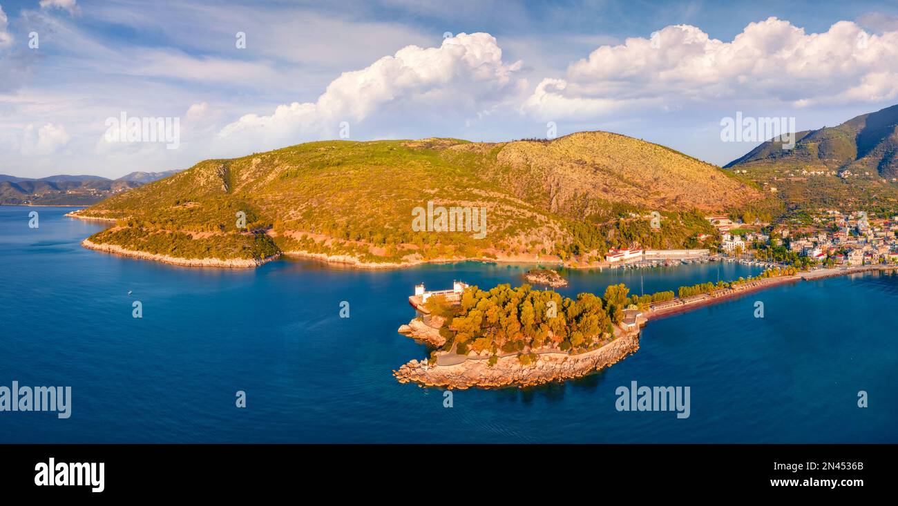 Vue depuis le port de Methana, un drone volant. Scène d'été panoramique de la péninsule du Péloponnèse, Grèce, Europe. Magnifique paysage marin du matin de la Méditerranée Banque D'Images