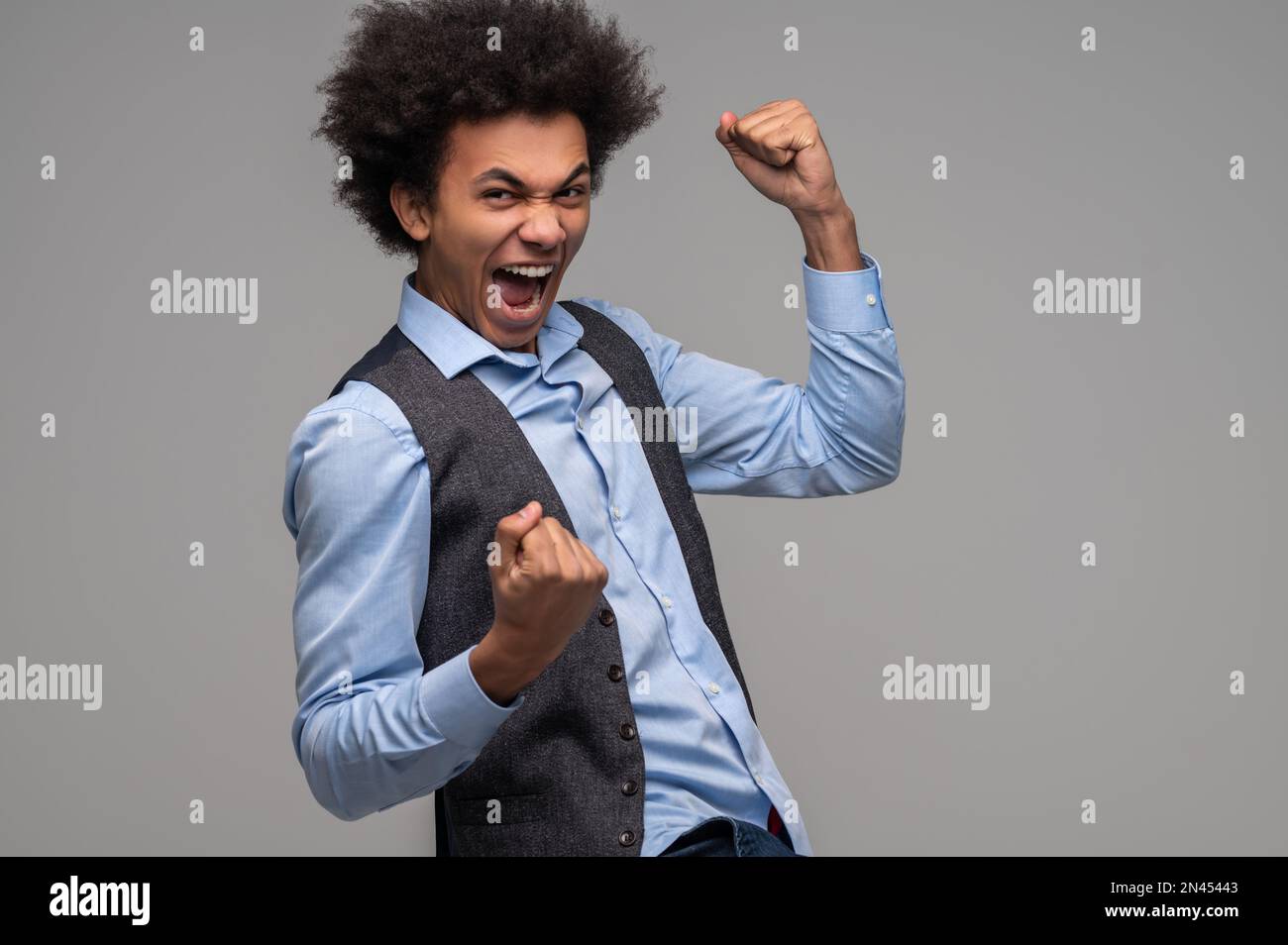 Coiffure Qui Excite Les Hommes Jeune homme aux cheveux sombres qui a l'air heureux et excité Photo Stock -  Alamy