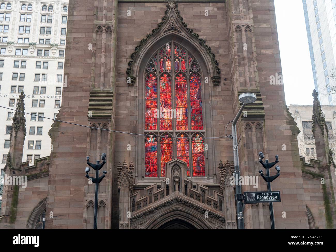 Trinity Church Wall Street a installé une nouvelle fenêtre à vitraux en 2022, créée par le célèbre artiste britannique Thomas Denny. Banque D'Images