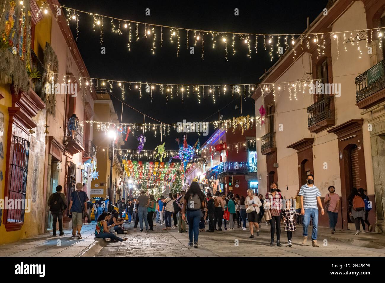 Les foules célèbrent la saison de Noël sous les décorations de la Calle Macedonio Alcala la la nuit dans la ville historique d'Oaxaca, au Mexique. Banque D'Images