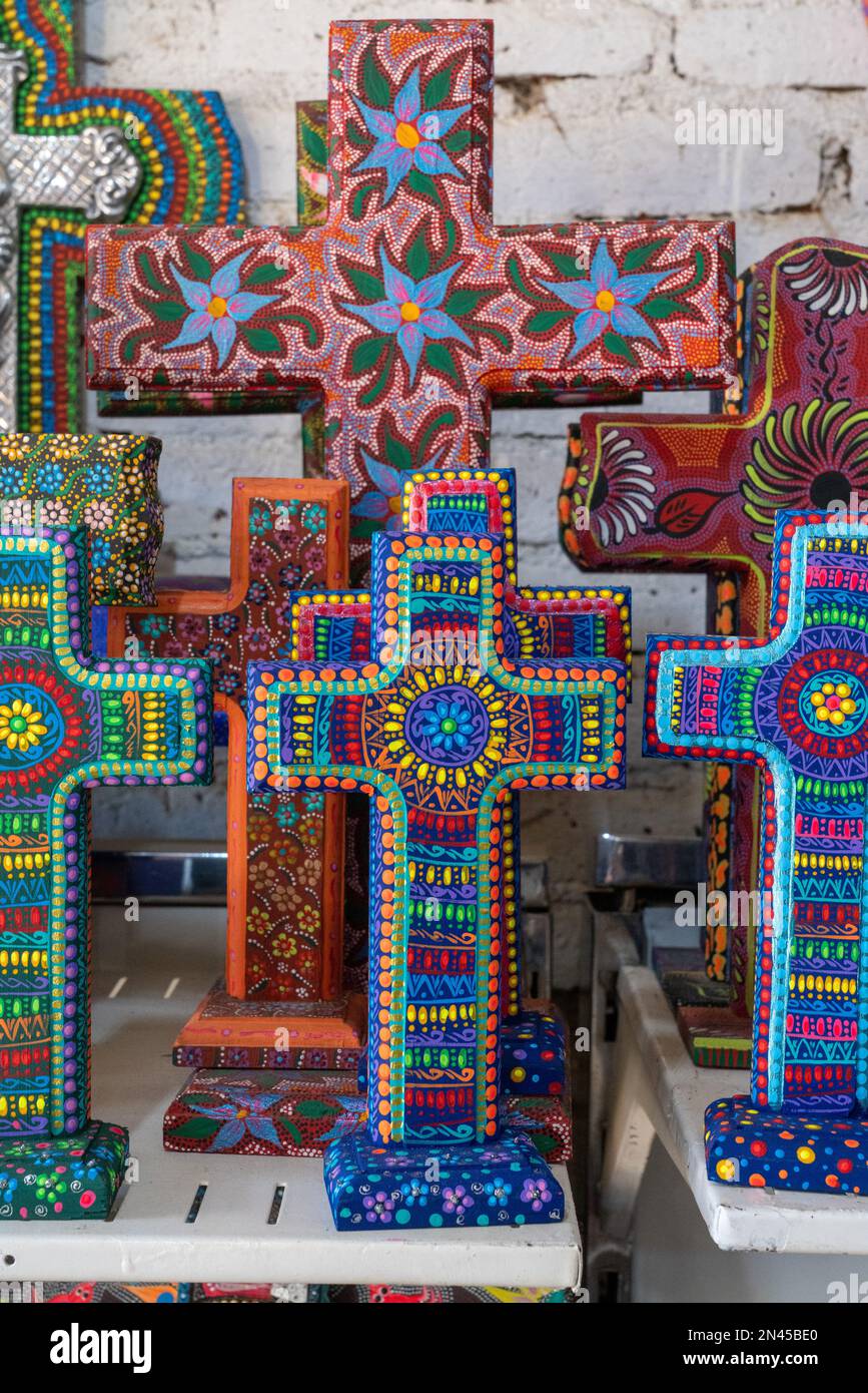 Croix peintes dans le style alevbrije dans un atelier d'artisanat à San Antonio Arrazola, Oaxaca, Mexique. Alebrijes sont des créatures colorées peintes r Banque D'Images