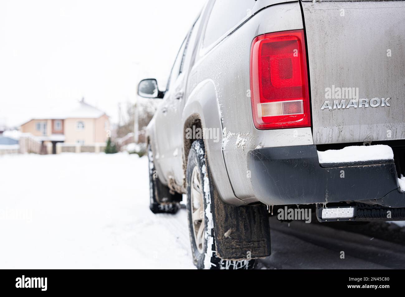 Ternopil, Ukraine - 27 janvier 2023: Dos de Volkswagen gris Amarok V6 TDI en hiver Banque D'Images
