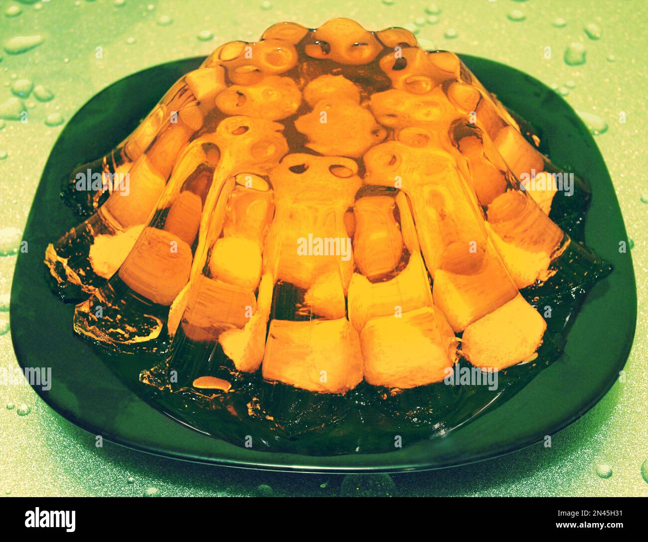 Joding au jolo de citrouille orange sur une assiette verte Banque D'Images