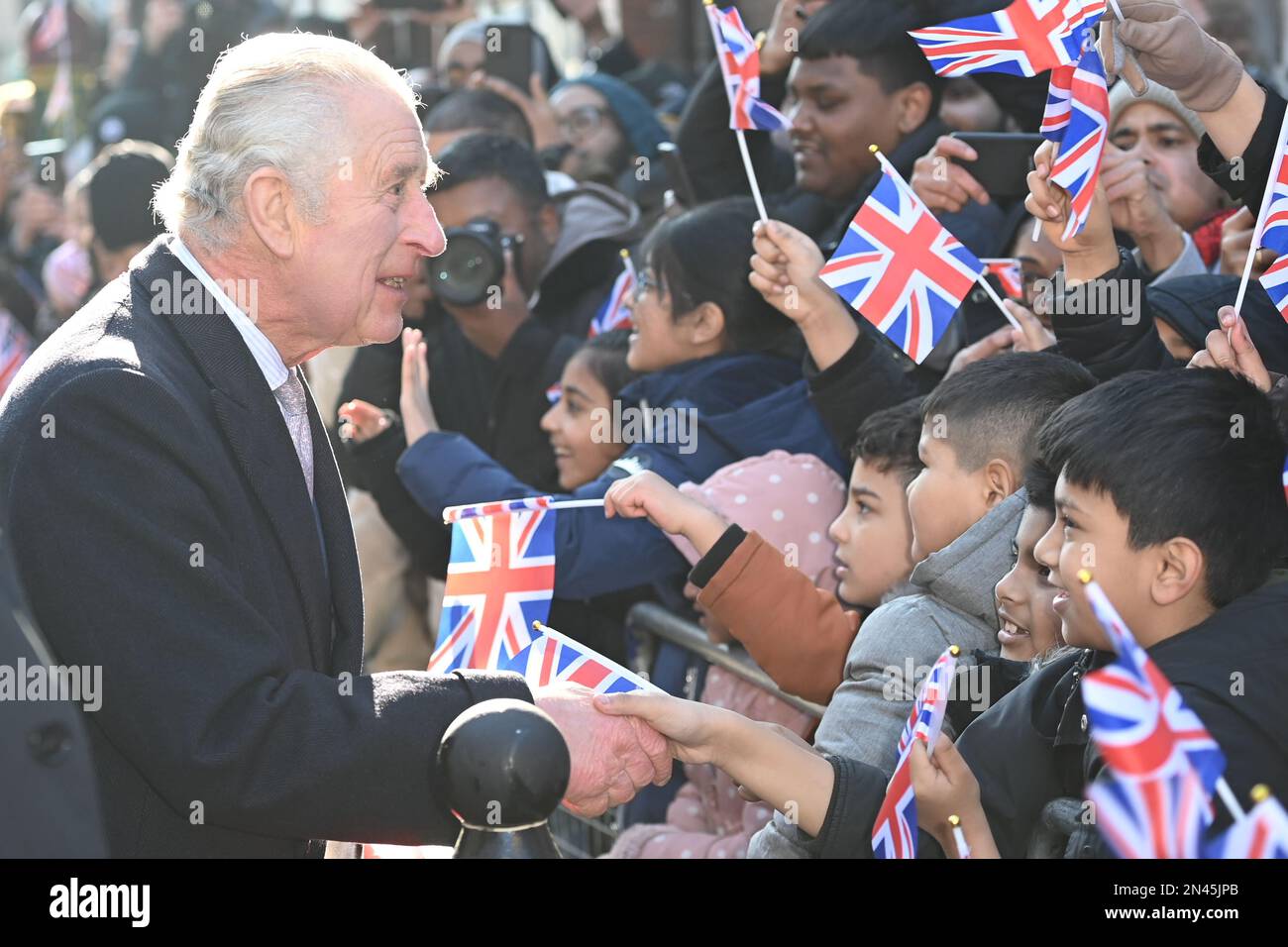 Le roi Charles III lors d'une visite à Brick Lane, dans l'est de Londres, pour rencontrer des organismes de bienfaisance et des entreprises au cœur de la communauté bangladaise britannique, ainsi que des personnes qui ont participé activement au mouvement anti-racisme des années 1960s et 1970s. Date de la photo: Mercredi 8 février 2023. Banque D'Images