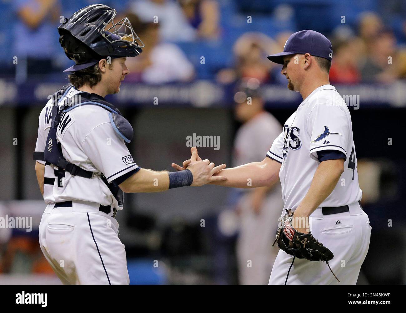 Tampa Bay Rays catcher Ryan Hanigan, left, shakes hands with relief pitcher Kirby Yates after Yates closed out the Boston Red Sox during the Rays' 7-0 win in a baseball game Saturday, Aug. 30, 2014, in St. Petersburg, Fla. (AP Photo/Chris O'Meara) Banque D'Images