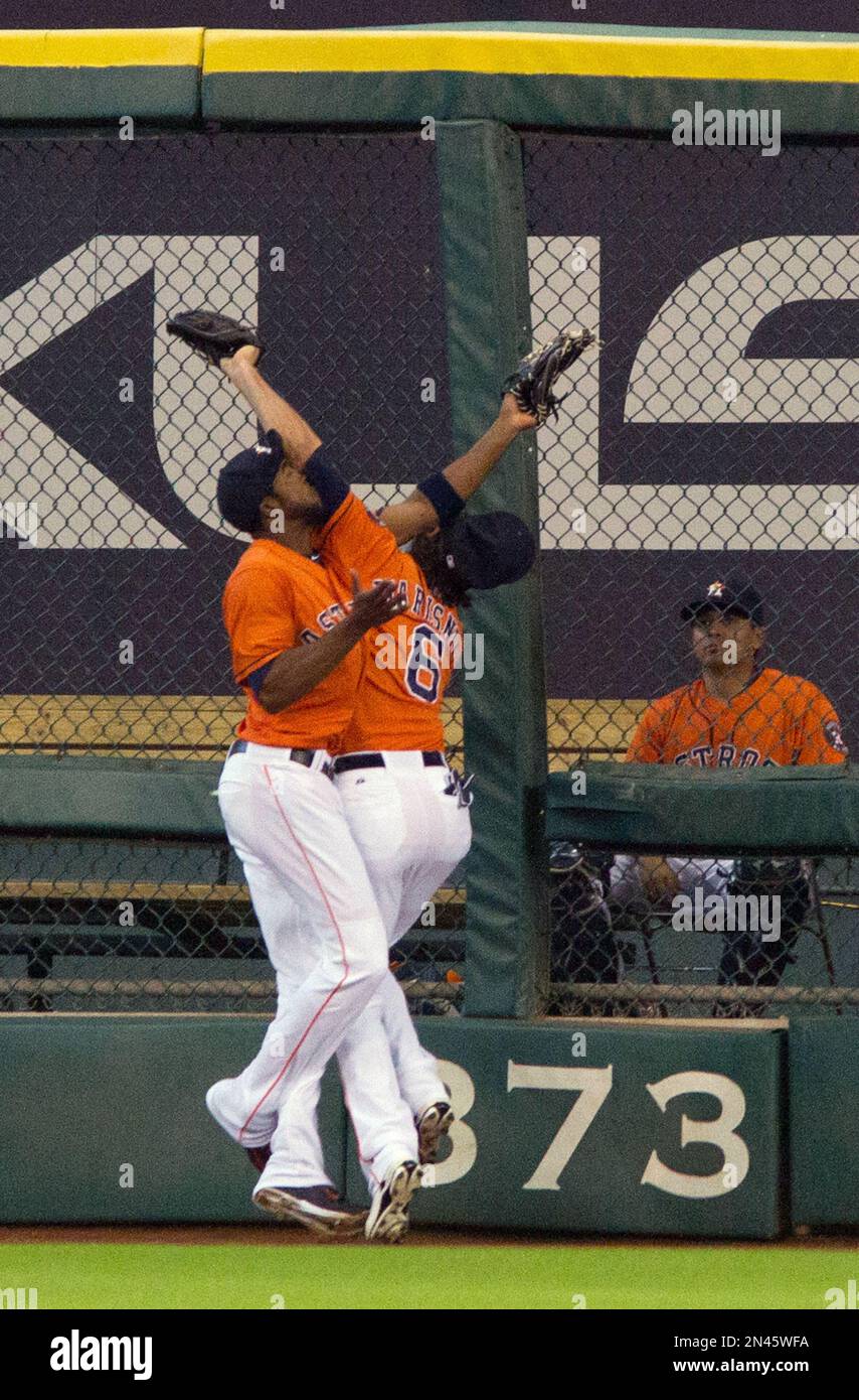 Houston Astros' right fielder Jake Marisnick, right, catches Texas Ranger's Adrian Beltre's fly ball as he runs into center fielder Dexter Fowler in the first inning of a baseball game Friday, Aug. 29, 2014, in Houston. (AP Photo/Richard Carson) Banque D'Images
