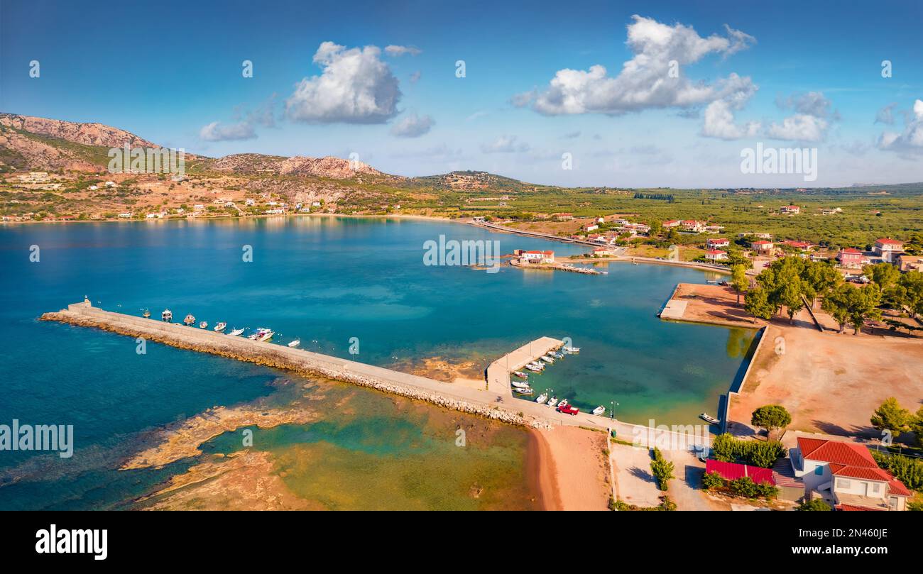 Vue estivale impressionnante sur le port de Kardamyli. Panorama aérien matinal de la mer Ionienne. Belle scène extérieure de la péninsule du Péloponnèse, Grèce. Déplacement c Banque D'Images