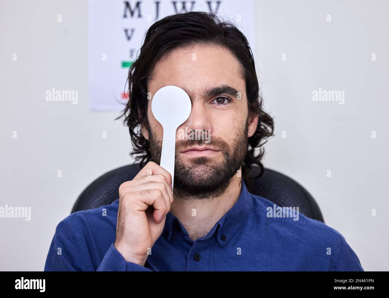 Portrait, vision et cuiller avec un patient d'homme à l'optométriste pour un examen oculaire testant sa perception de profondeur. Soins de santé, médical et assurance avec Banque D'Images