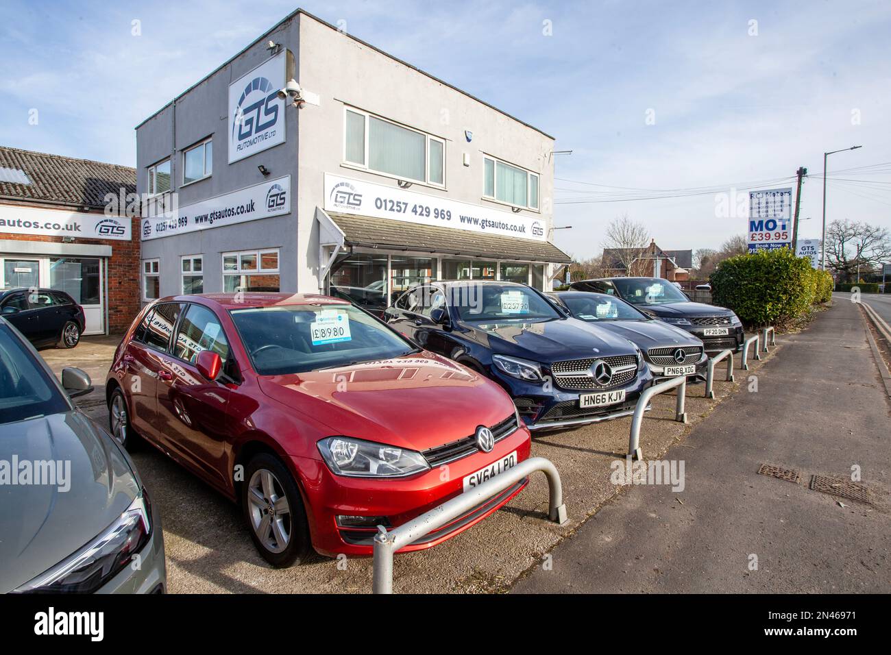 Ventes de voitures d'occasion à prix réduit chez GTS Autos, Euxton, Lancashire, Royaume-Uni Banque D'Images