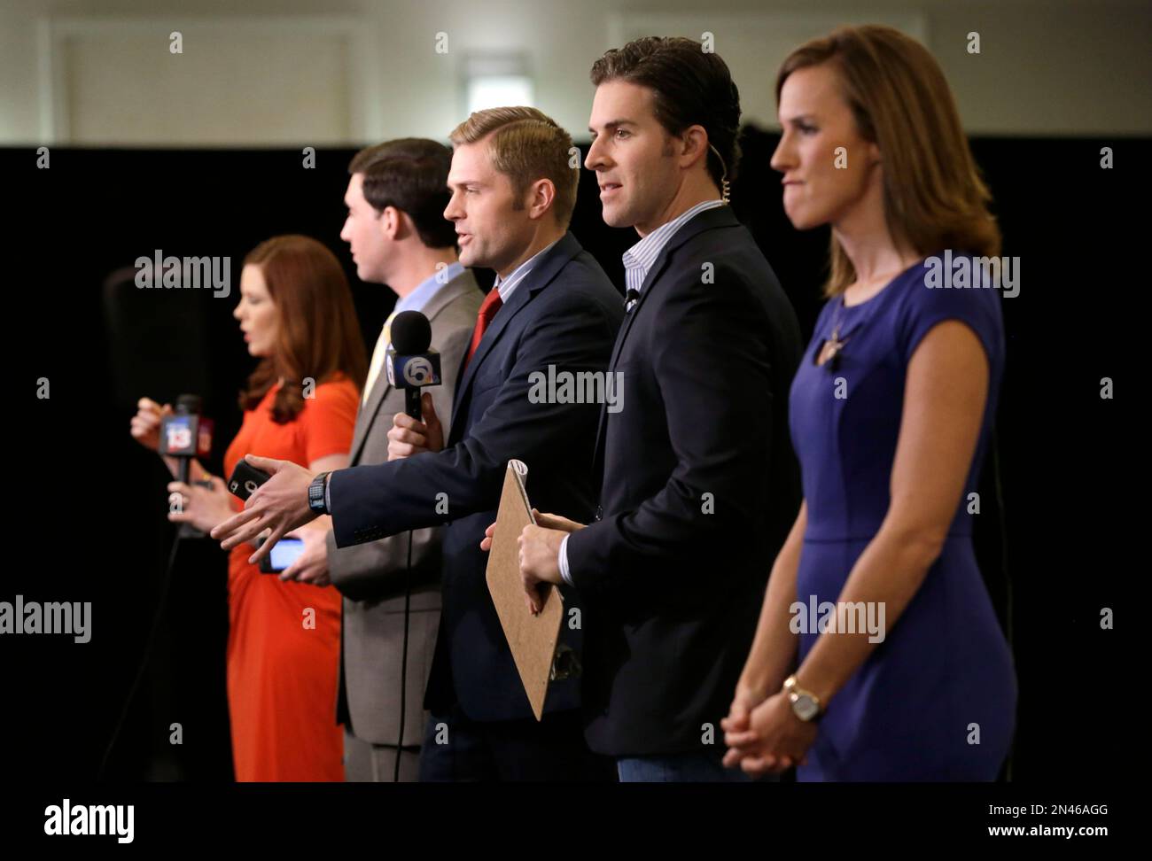 Television reporters line up to do their stand ups during a primary election victory party for former Republican Gov. Charlie Crist, Tuesday, Aug. 26, 2014 in Fort Lauderdale, Fla. (AP Photo/Wilfredo Lee) Banque D'Images
