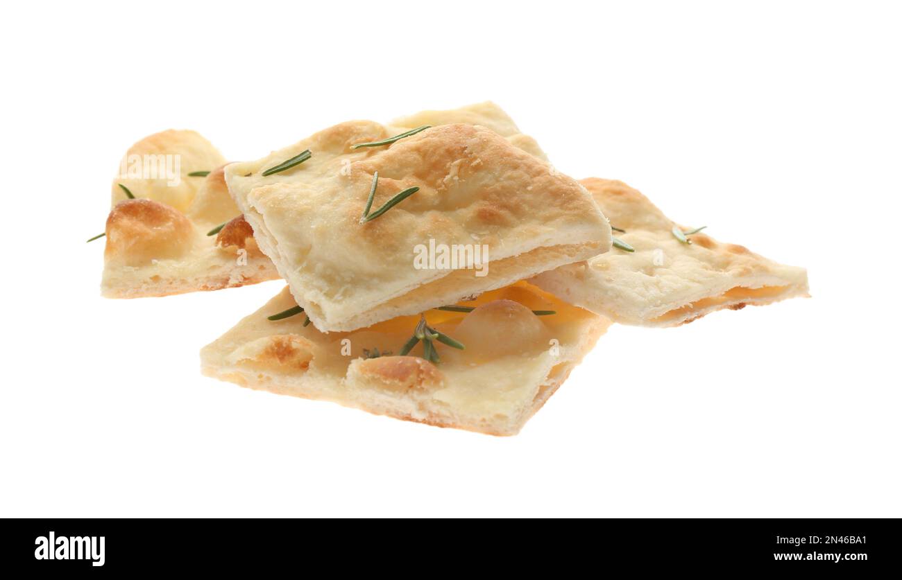 Tranches de délicieux pain focaccia sur fond blanc Banque D'Images