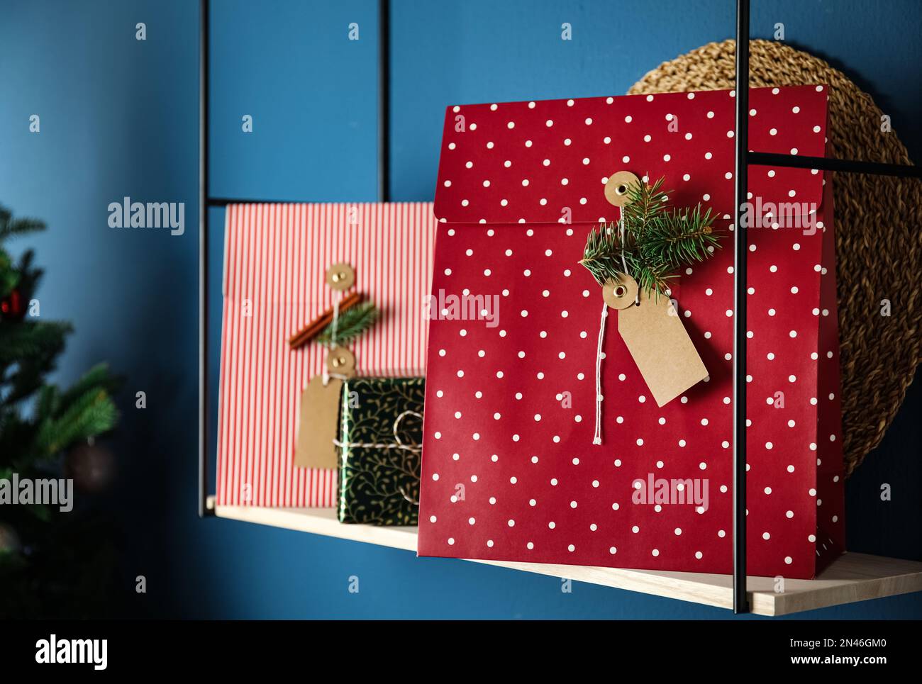 Des cadeaux de Noël joliment décorés sur un présentoir à l'intérieur Banque D'Images