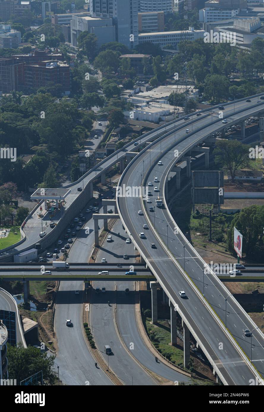 Nairobi, Kenya. 6th févr. 2023. Les véhicules sont utilisés sur la Nairobi Expressway à Nairobi, Kenya, le 6 février 2023. La Nairobi Expressway de 27,1 km, construite par une entreprise chinoise dans le cadre d'un modèle de partenariat public-privé, a honoré mardi dix millions d'automobilistes qui l'ont utilisée depuis son lancement officiel en juillet 2022. Credit: Han Xu/Xinhua/Alay Live News Banque D'Images