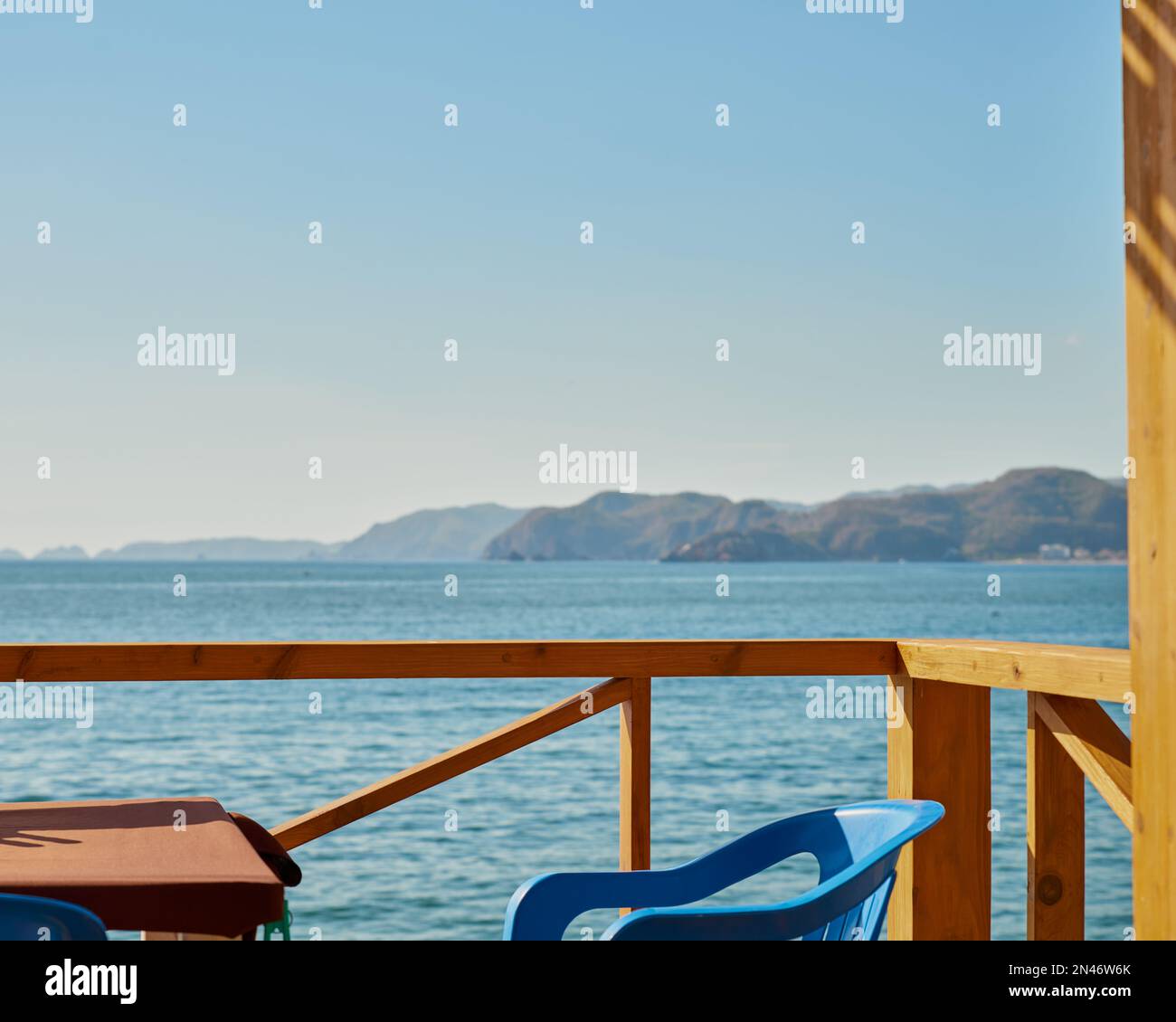point de vue d'un restaurant sur la mer où vous pourrez apprécier le coucher de soleil sur la plage avec un ciel bleu clair Banque D'Images