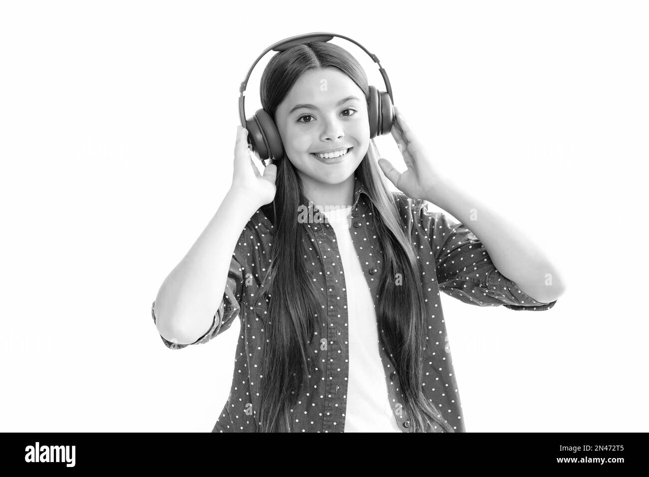 Adolescente, dans un casque sans fil moderne, écoutant de la musique dans  une application audio, en écoutant sa musique préférée sur fond de studio  blanc. Joyeux adolescent Photo Stock - Alamy