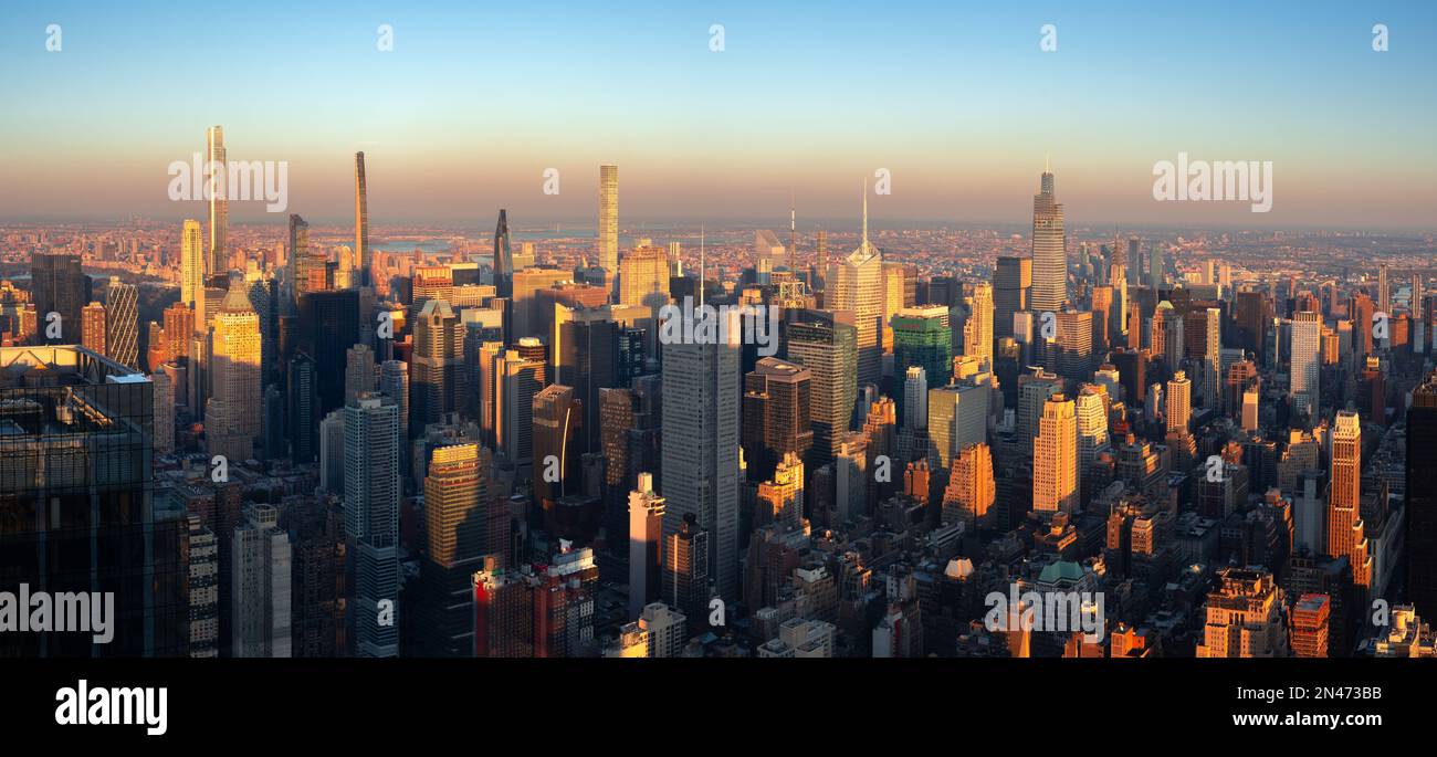 Vue aérienne de New York City sur les gratte-ciels du centre-ville de Manhattan dans une lumière chaude du coucher du soleil. Une vue en hauteur des nouveaux bâtiments superhauts et monuments Banque D'Images