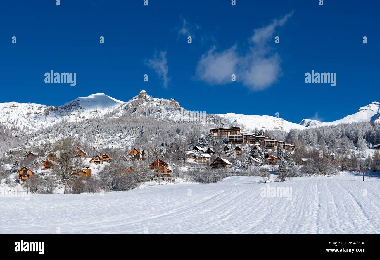 Chalets en bois enneigés de la station de ski de Chaillol dans le Parc National des Ecrins (région de Champsaur) Hautes-Alpes (Alpes), France Banque D'Images