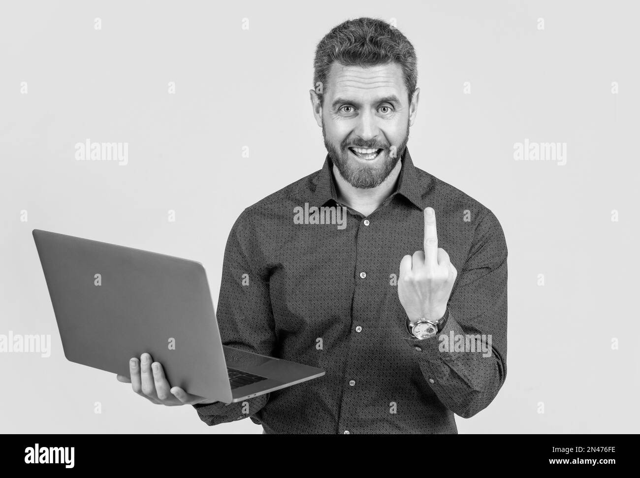 homme d'affaires mature montre le geste du doigt du milieu. succès d'affaires. programmeur homme utiliser pc. Banque D'Images