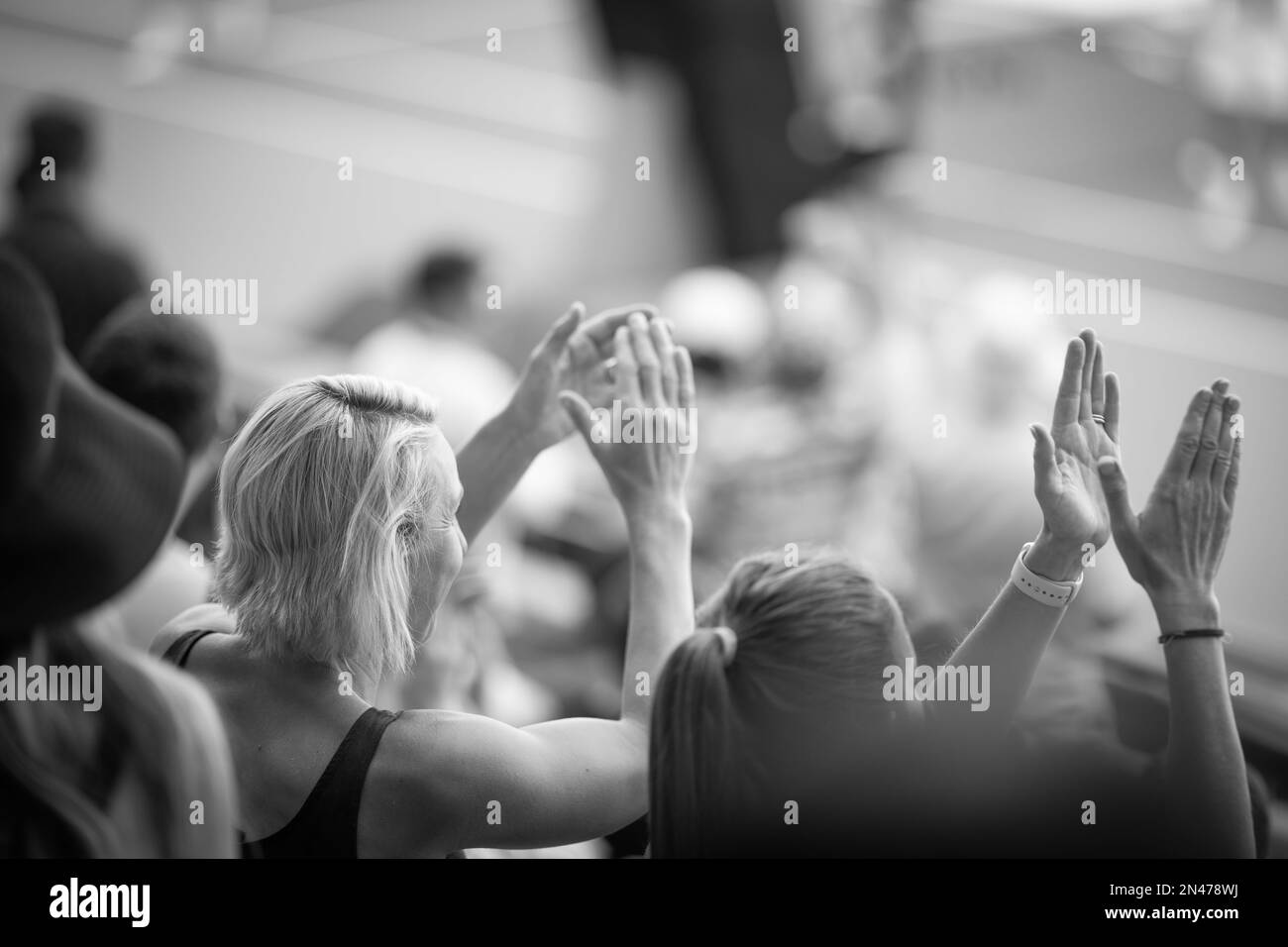 fan de tennis regardant un match de tennis à l'open australien manger et boire à melbourne en australie Banque D'Images