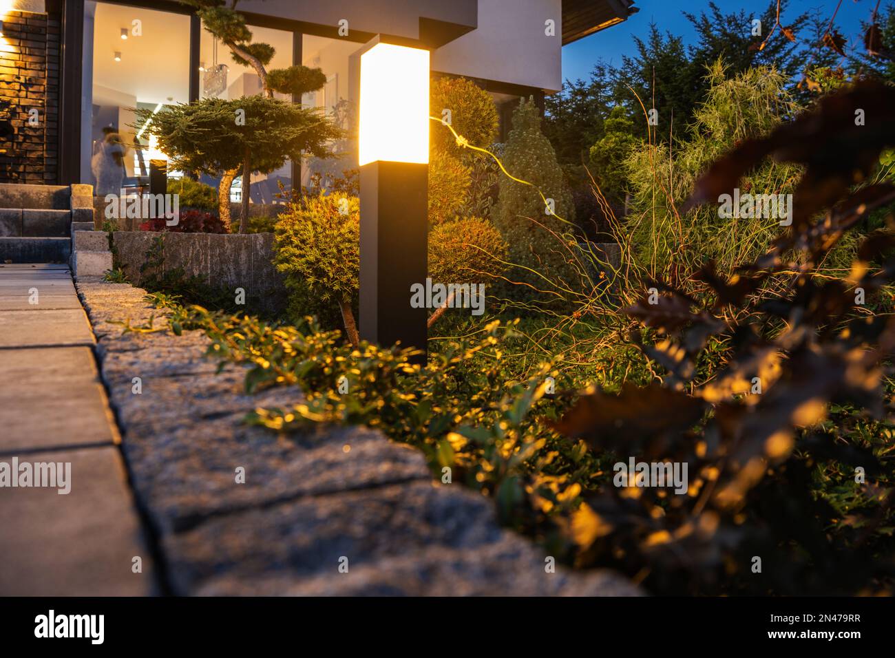 Borne lumineuse LED jardin extérieur. Éclairage résidentiel de nuit Photo  Stock - Alamy