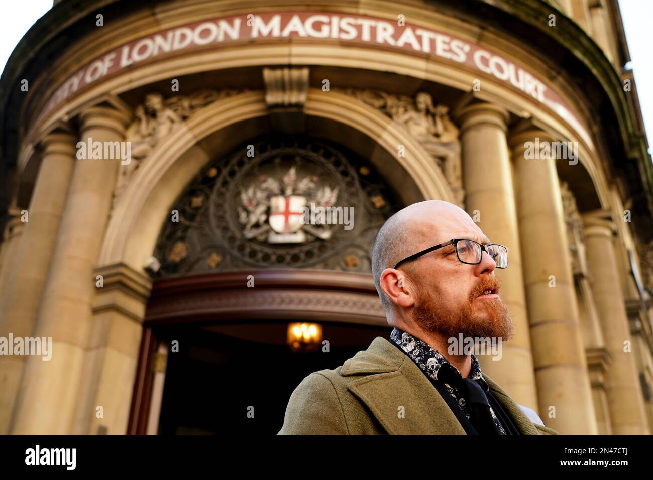 Simon Bramwell, activiste du climat, parle aux médias en dehors du tribunal des magistrats de la ville de Londres, Où cinq manifestants Just Stop Oil sont accusés de dommages criminels d'une valeur de £180 après avoir collé leurs mains sur le cadre d'un exemplaire de la Cène de Léonard de Vinci à l'Académie royale d'Art de Londres sur 5 juillet. Date de la photo: Mercredi 8 février 2023. Banque D'Images