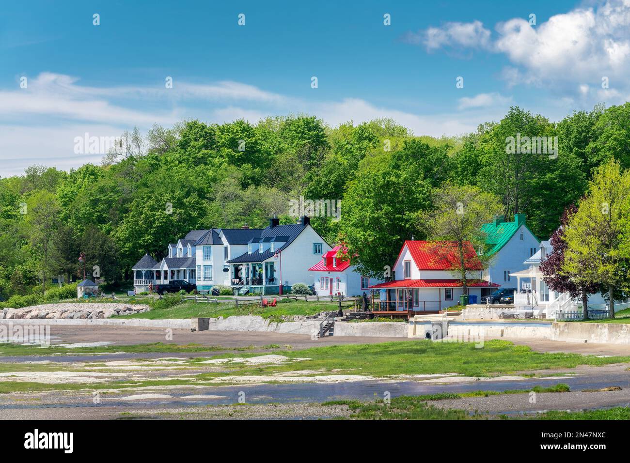 Maisons colorées dans le village de Saint-Jean sur l'île d'Orléans près de Québec, Canada Banque D'Images