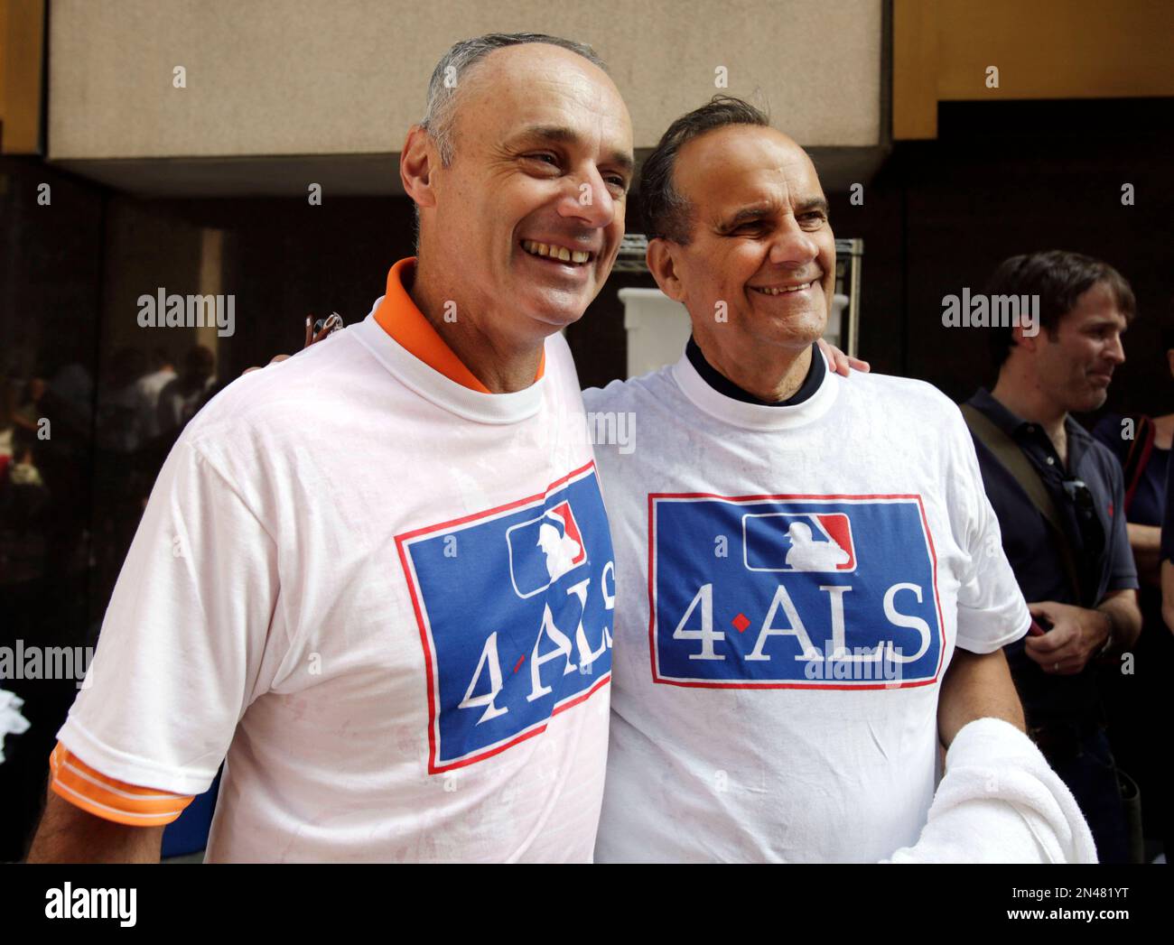 Major League Baseball Commissioner-elect Rob Manfred, left, and Joe Torre, the Executive Vice President of Baseball Operations for the MLB, right, pose together after the ALS Ice Bucket Challenge outside the organization's headquarters in New York, Wednesday, Aug. 20, 2014. More than 160 other MLB employees also participated. (AP Photo/Vanessa A. Alvarez) Banque D'Images