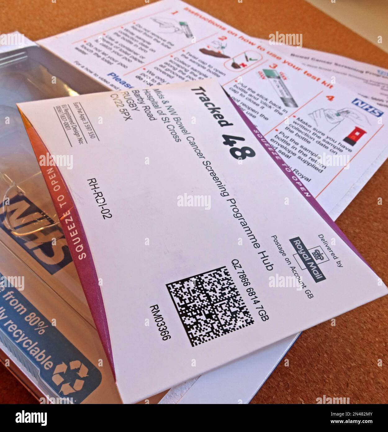 QR codé suivi 48 NHS examen postal de dépistage de l'intestin précoce, échantillonné, daté, préparé et prêt à poster, Angleterre du Nord-Ouest, Royaume-Uni Banque D'Images