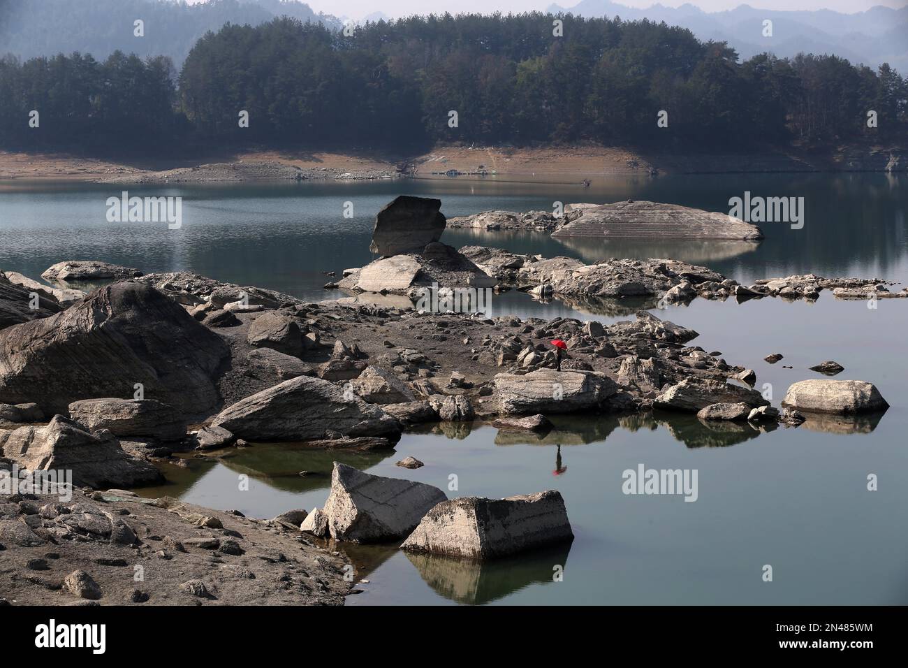 CHONGQING, CHINE - JANVIER 30,2023 - (FICHIER) les touristes voient une pierre à roulettes dans le site panoramique de Xiaonanhai, dans le quartier de Qianjiang, dans le sud-ouest de la Chine Cho Banque D'Images