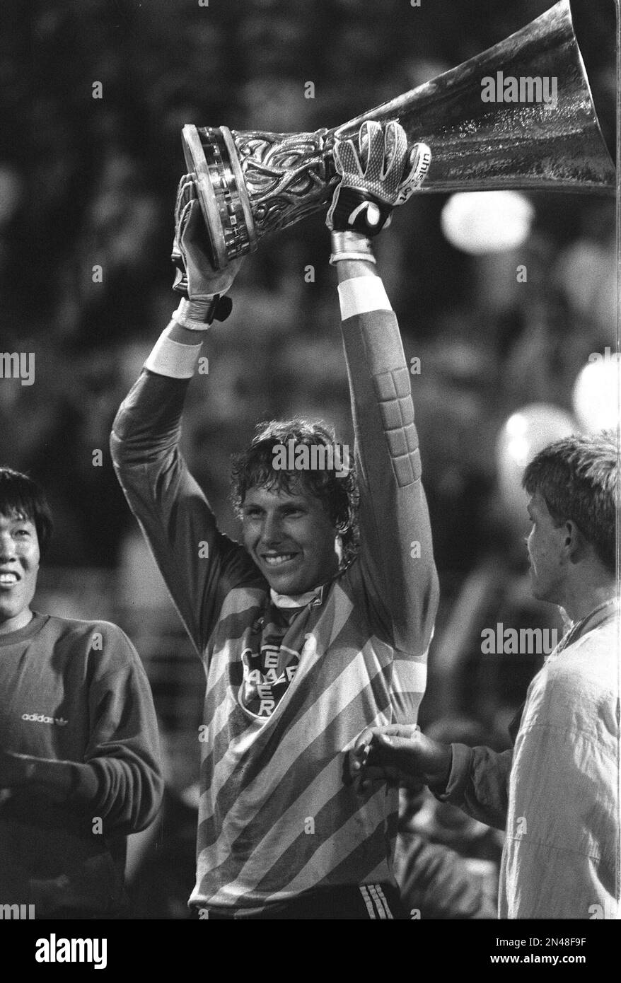 ARCHIVE PHOTO: Ruediger VOLLBORN fête son anniversaire de 60th sur 12 février 2023, Ruediger VOLLBORN, Allemagne, football, Bayer 04 Leverkusen, jubilation, cheers avec le trophée de la coupe UEFA, b/p, HF football coupe UEFA 2nd final Bayer 04 Leverkusen - Espanol Barcelone 6:2 a.elf on 18.05.1988 ? Banque D'Images