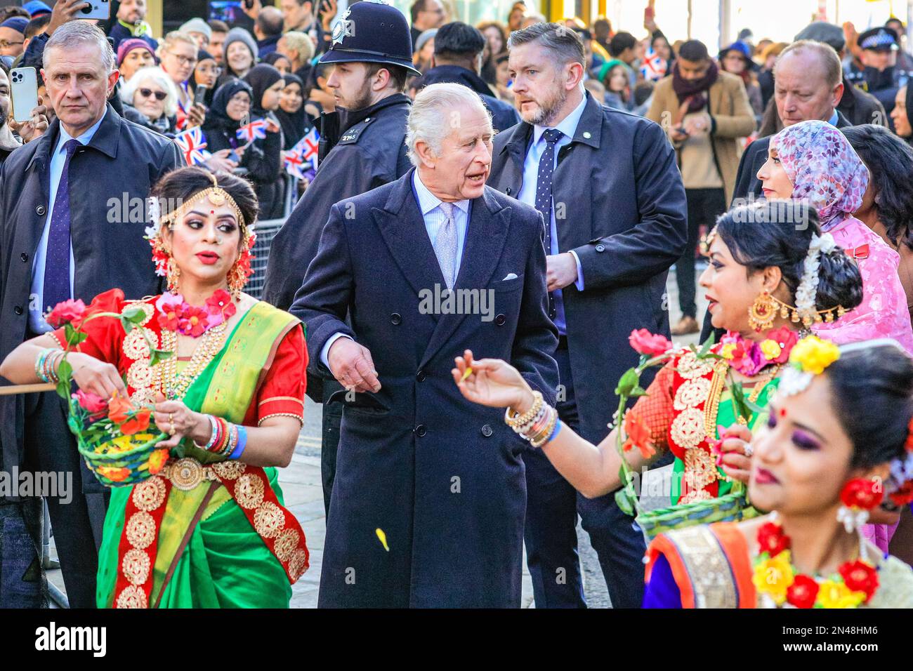 Londres, Royaume-Uni. 08th févr. 2023. Leurs Majestés le Roi Charles et Camilla, le Queen Consort, visitent Brick Lane dans l'est de Londres. Ils rencontrent des écoliers locaux, visitent l'arche de Banglatown et la nouvelle fresque de rue que le pays appelle. Ils voient une procession de danse, visitent le restaurant Graam Bangla où ils rencontrent des femmes d'une organisation britannique-bangladaise et visitent la mosquée de Brick Lane. Ils sont accompagnés de représentants, dont le Haut Commissaire du Bangladesh, Saida Muna TASNEEM. Credit: Imagetraceur/Alamy Live News Banque D'Images