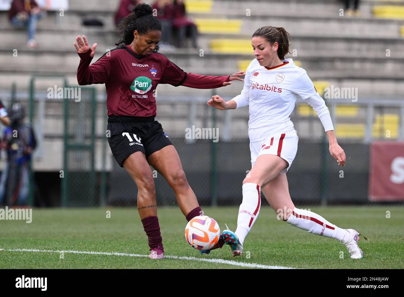 Rome, Italie. 08th févr. 2023. Cristina Sena Das Neves Tatiely (Pomigliano Calcio) Nina Kajzba (EN TANT que femmes roms) pendant le match de la coupe italienne 2022/23 de Womenâs entre AS Roma et Pomigliano Calcio au stade Tre Fontane du 08 février 2023. Crédit : Agence photo indépendante/Alamy Live News Banque D'Images