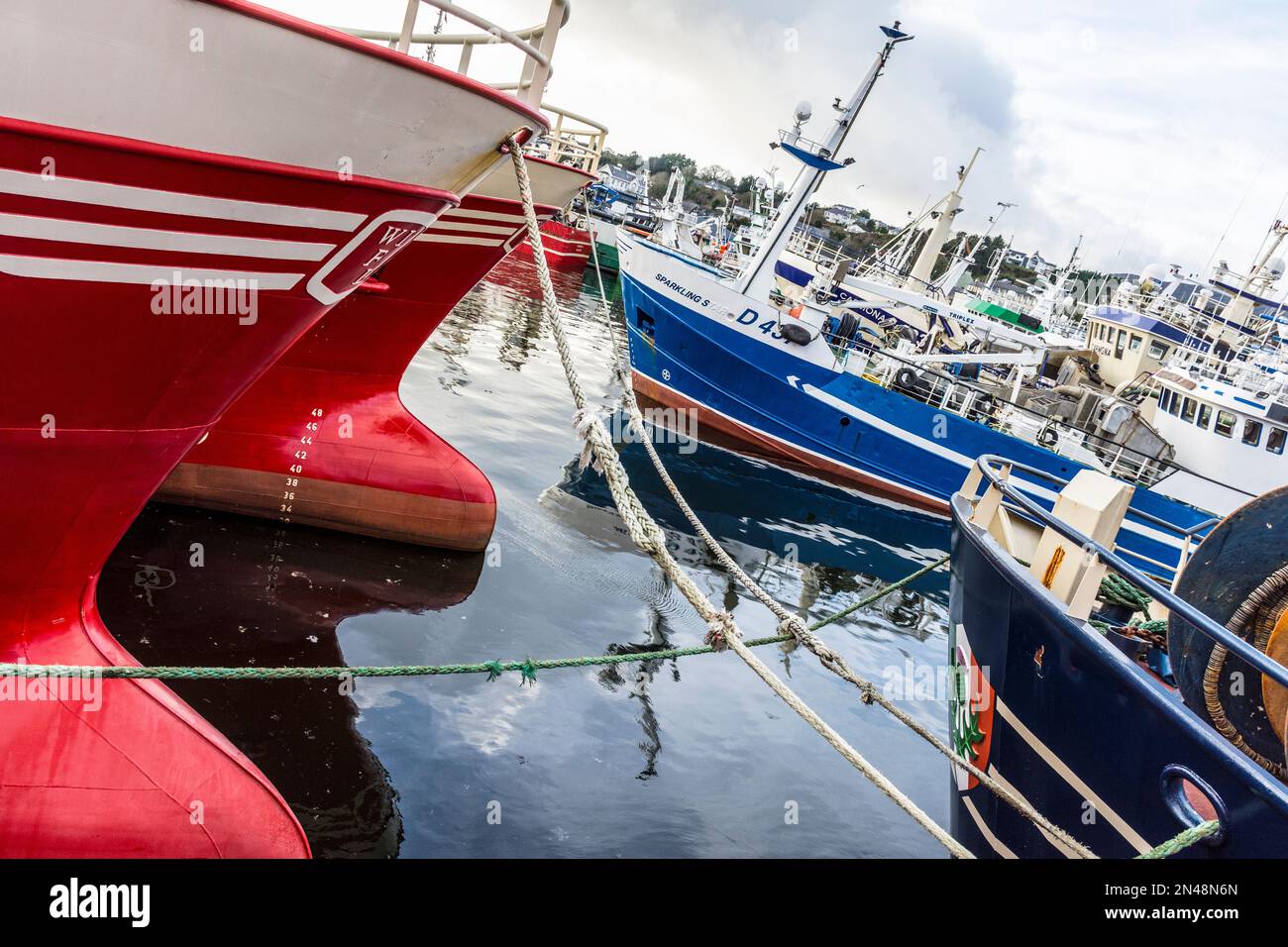 Port de pêche de Killybegs, chalutiers amarrés. Comté de Donegal, Irlande Banque D'Images